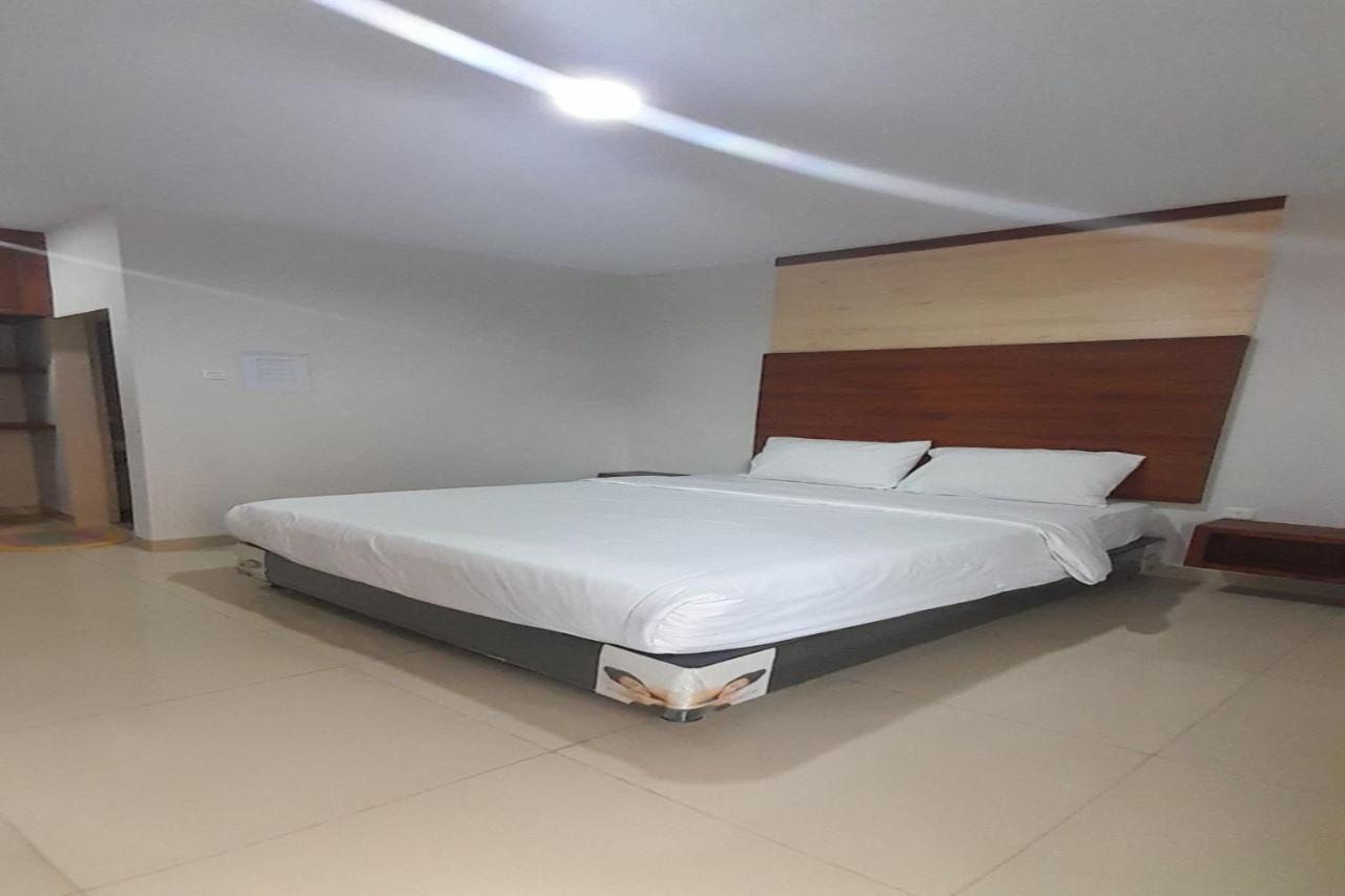 Oyo 93003 B32 Hotel